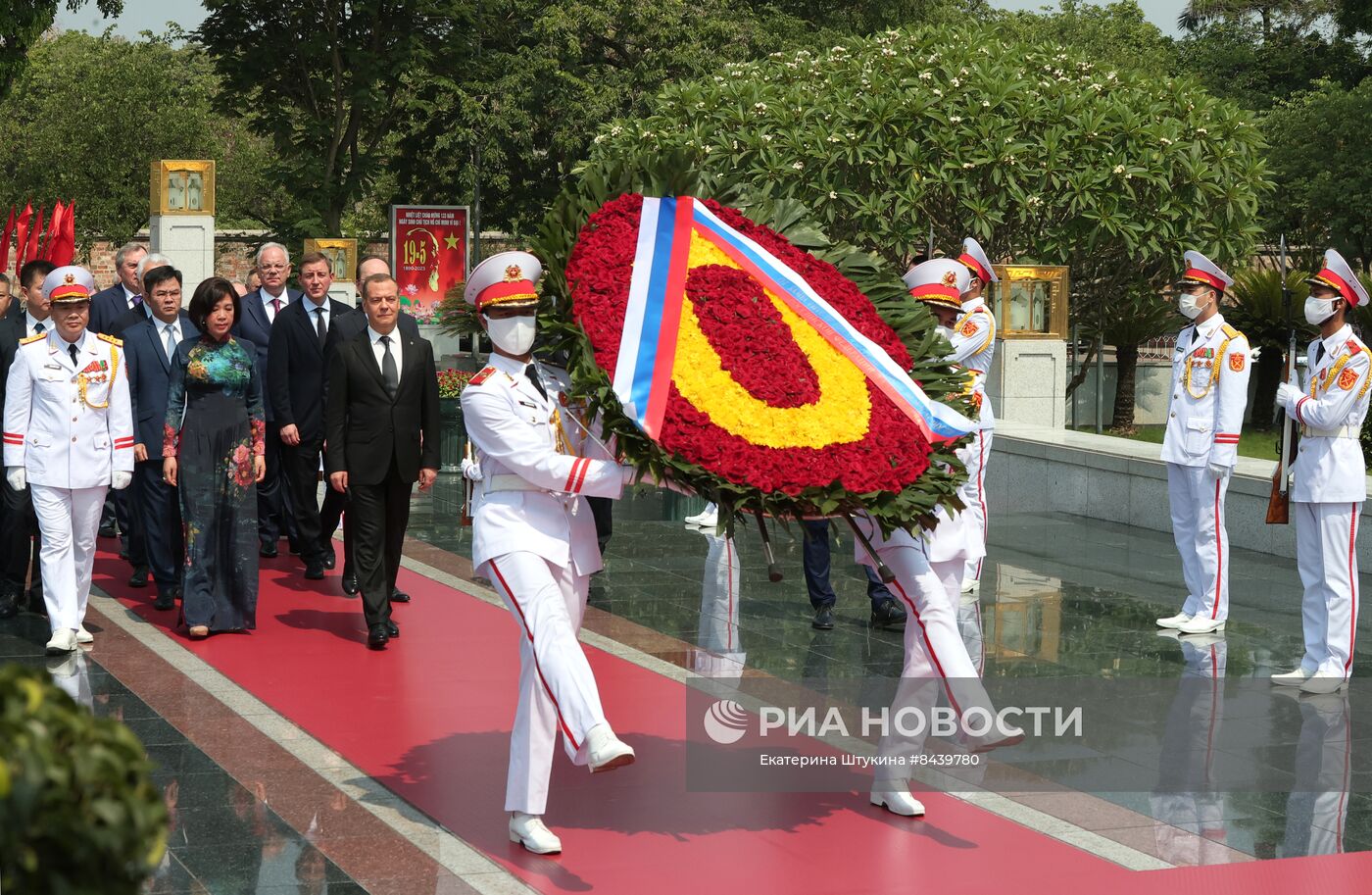 Визит зампреда Совбеза РФ, главы "Единой России" Д. Медведева во Вьетнам