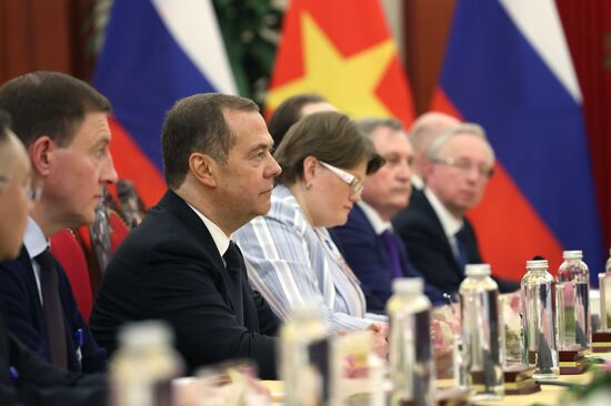 Приезд медведева в волгоград. Визит Медведева во Вьетнам. Председатель совета Федерации безопасности. Медведев во Вьетнаме.