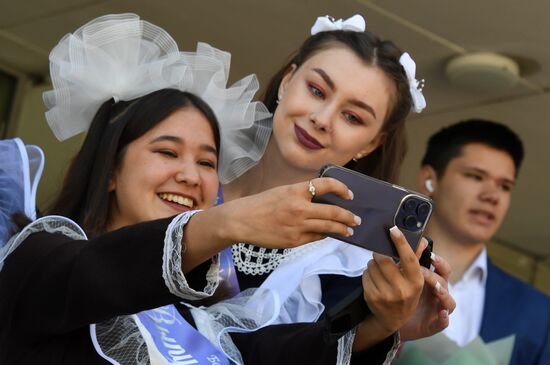 Празднование последнего звонка в городах России