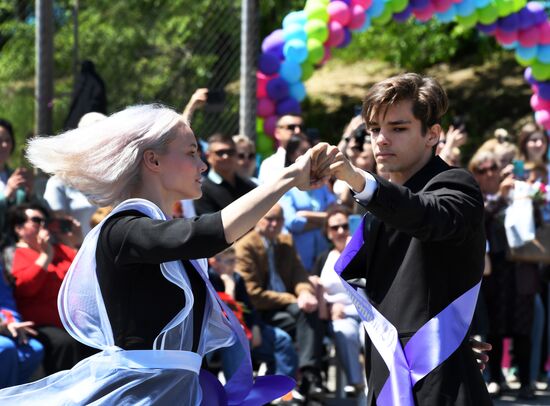 Празднование последнего звонка в городах России