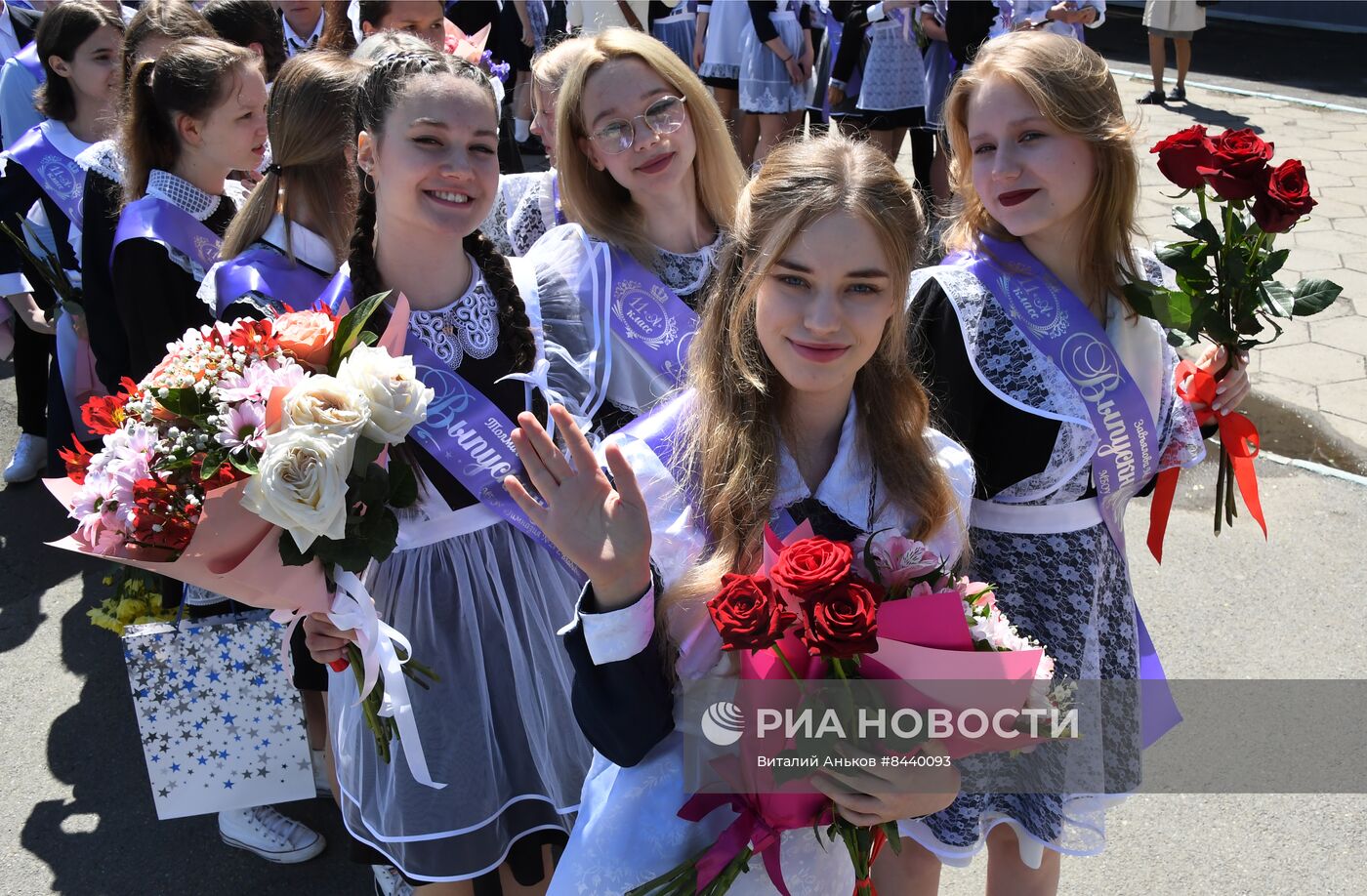 Празднование последнего звонка в городах России