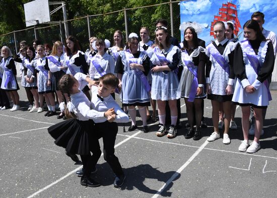 Празднование последнего звонка в городах России