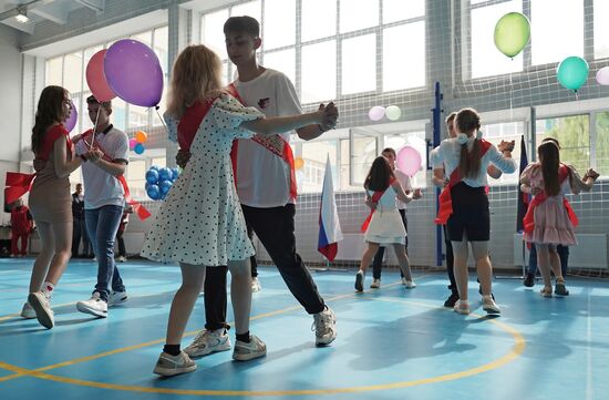 Празднование последнего звонка в городах России