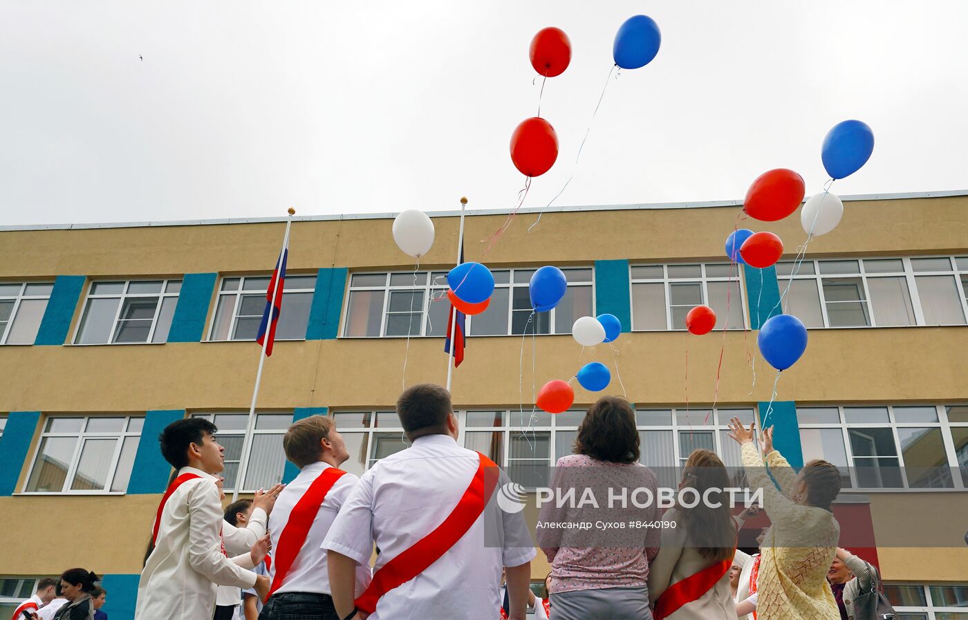 Празднование последнего звонка в городах России