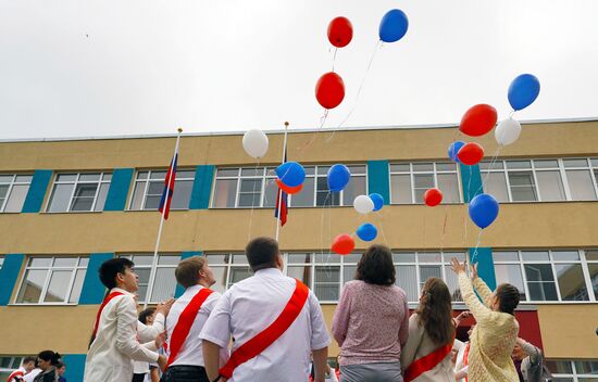 Празднование последнего звонка в городах России