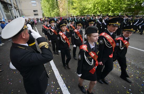Празднование последнего звонка в городах России