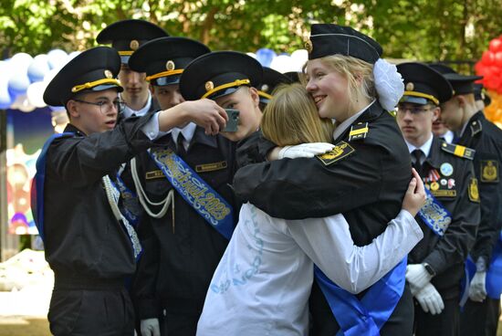 Празднование последнего звонка в городах России