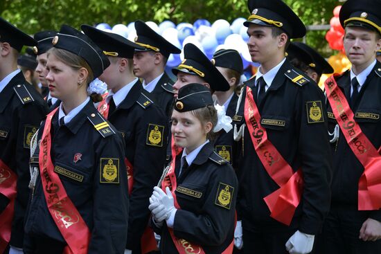 Празднование последнего звонка в городах России