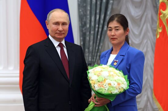 Президент РФ В. Путин вручил государственные награды