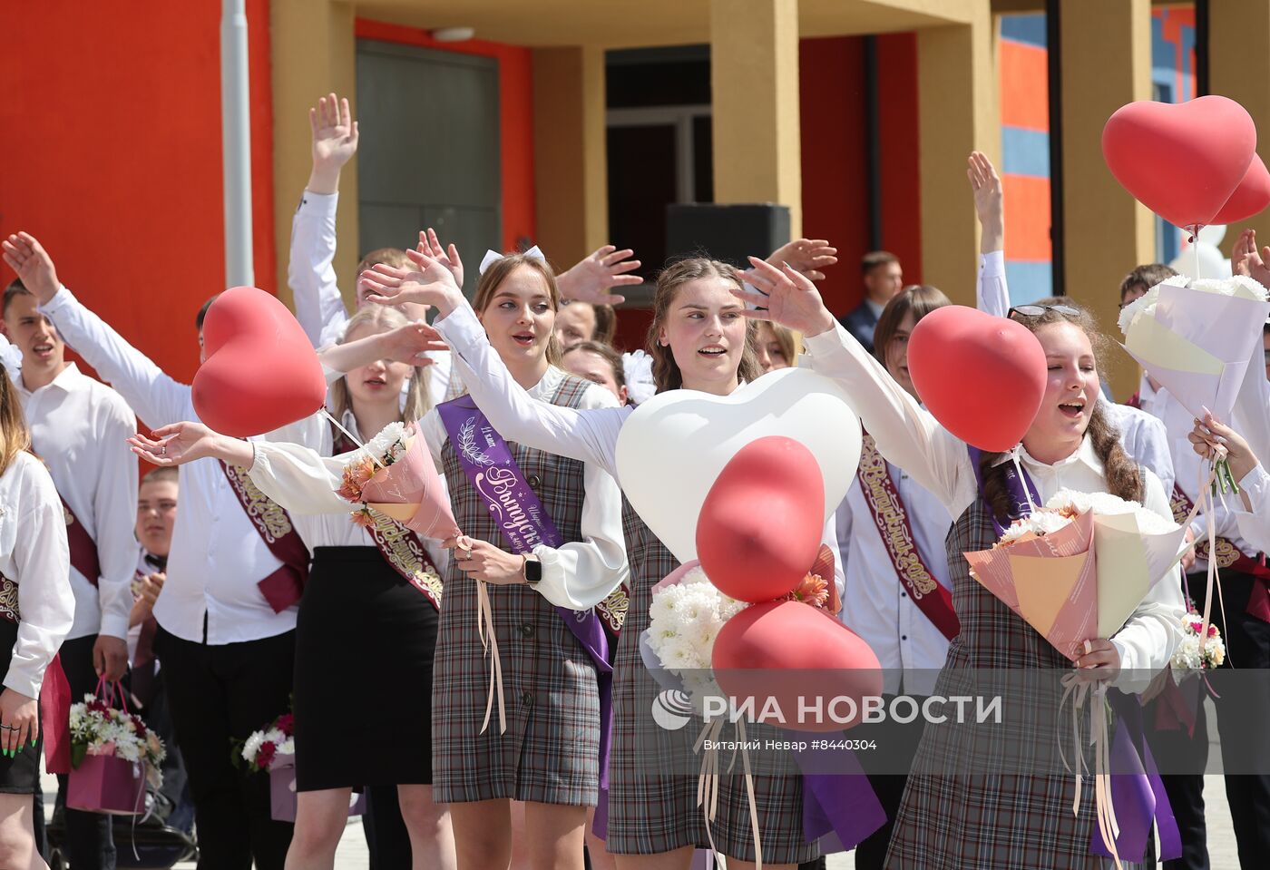 Празднование последнего звонка в городах России