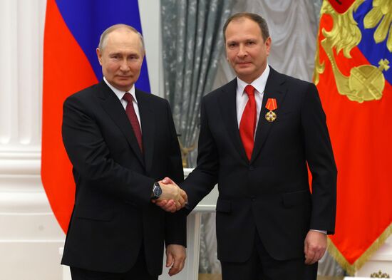 Президент РФ В. Путин вручил государственные награды