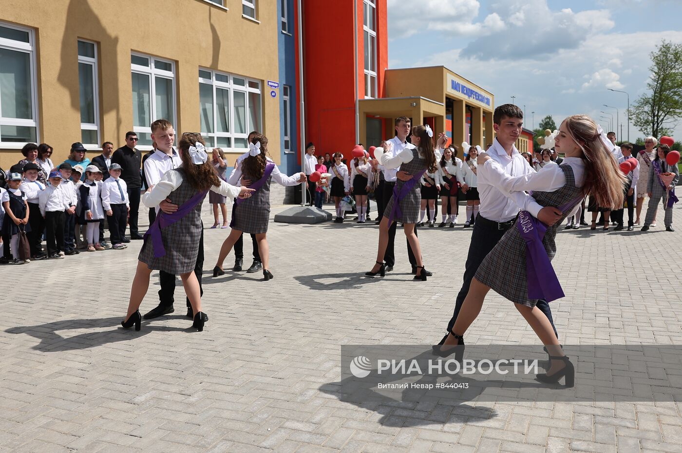 Празднование последнего звонка в городах России