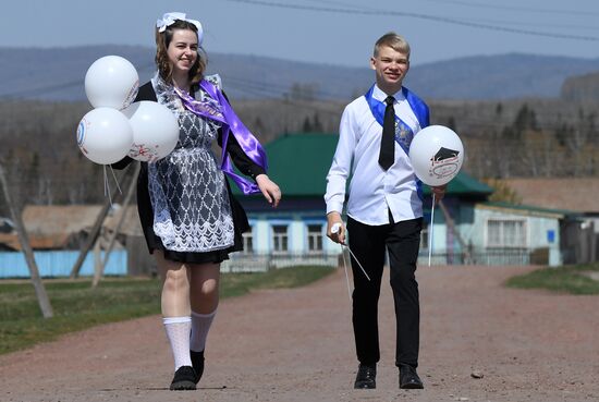 Празднование последнего звонка в городах России