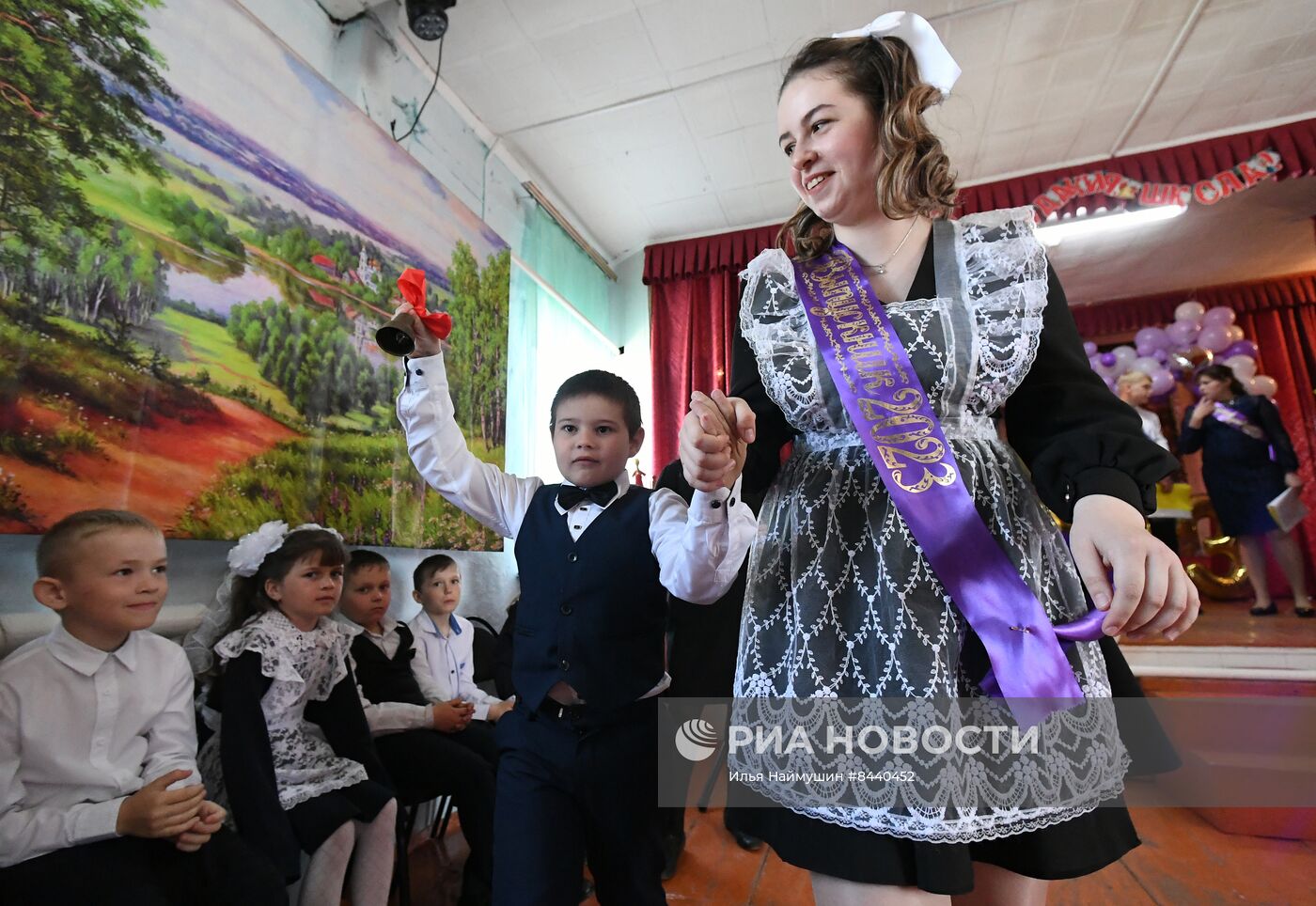 Празднование последнего звонка в городах России