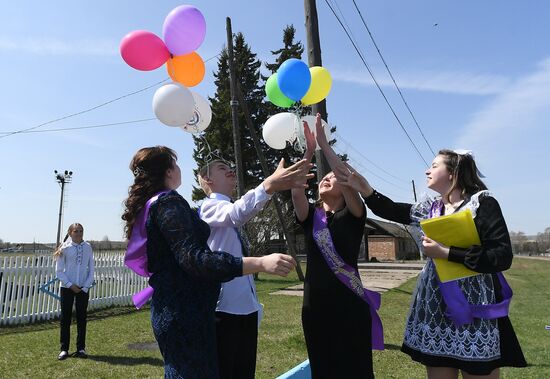 Празднование последнего звонка в городах России