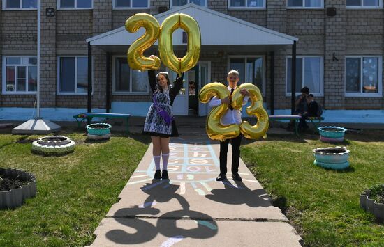 Празднование последнего звонка в городах России