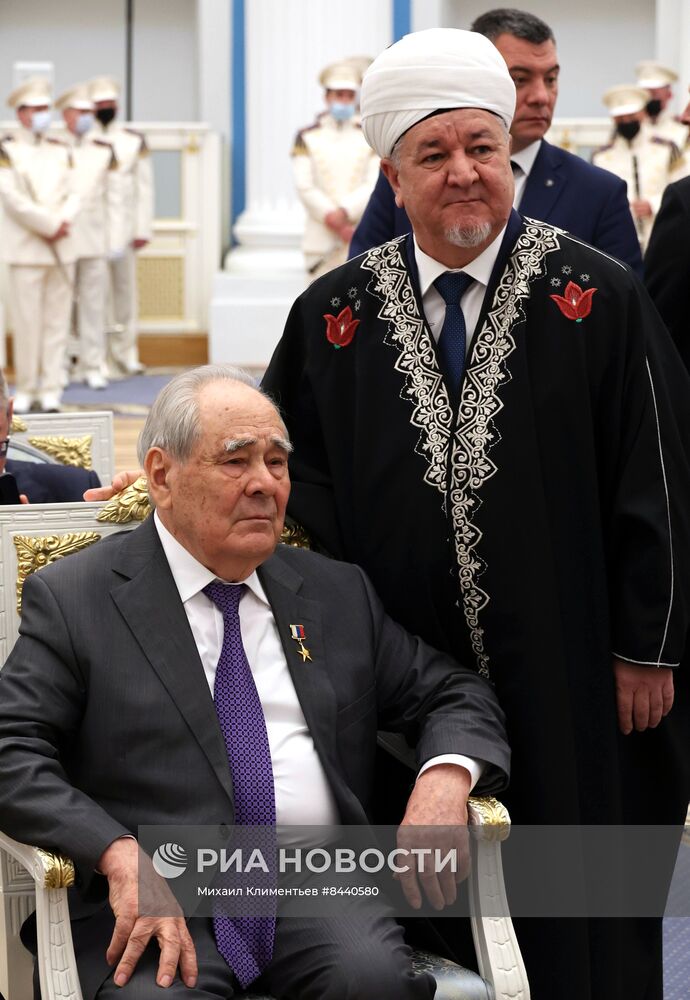 Президент РФ В. Путин вручил государственные награды