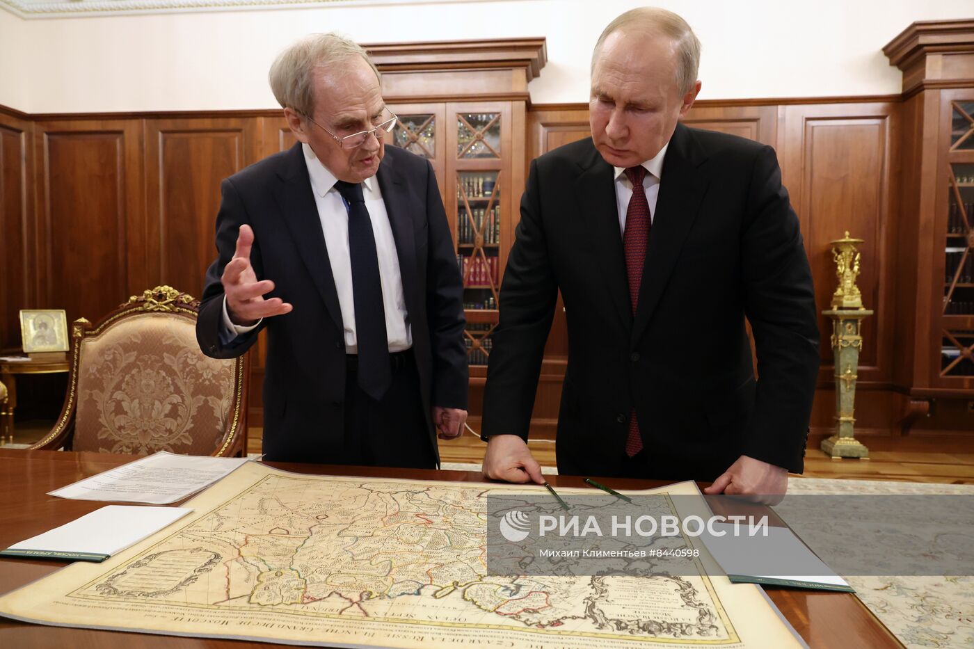 Президент РФ В. Путин встретился с председателем Конституционного суда РФ В. Зорькиным