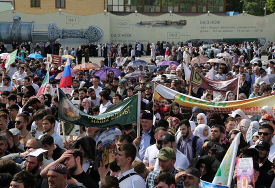 Митинг против посягательств на Коран в Грозном
