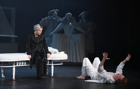 Спектакль "Королева-мать" в театре Вахтангова