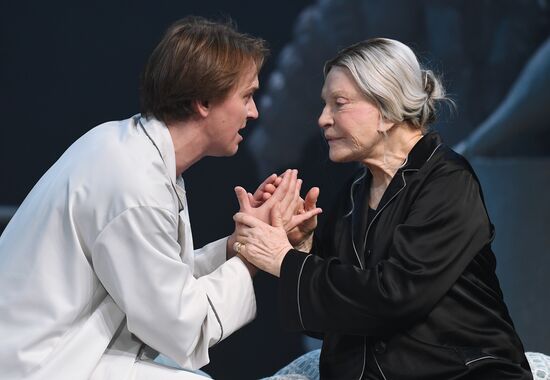 Спектакль "Королева-мать" в театре Вахтангова