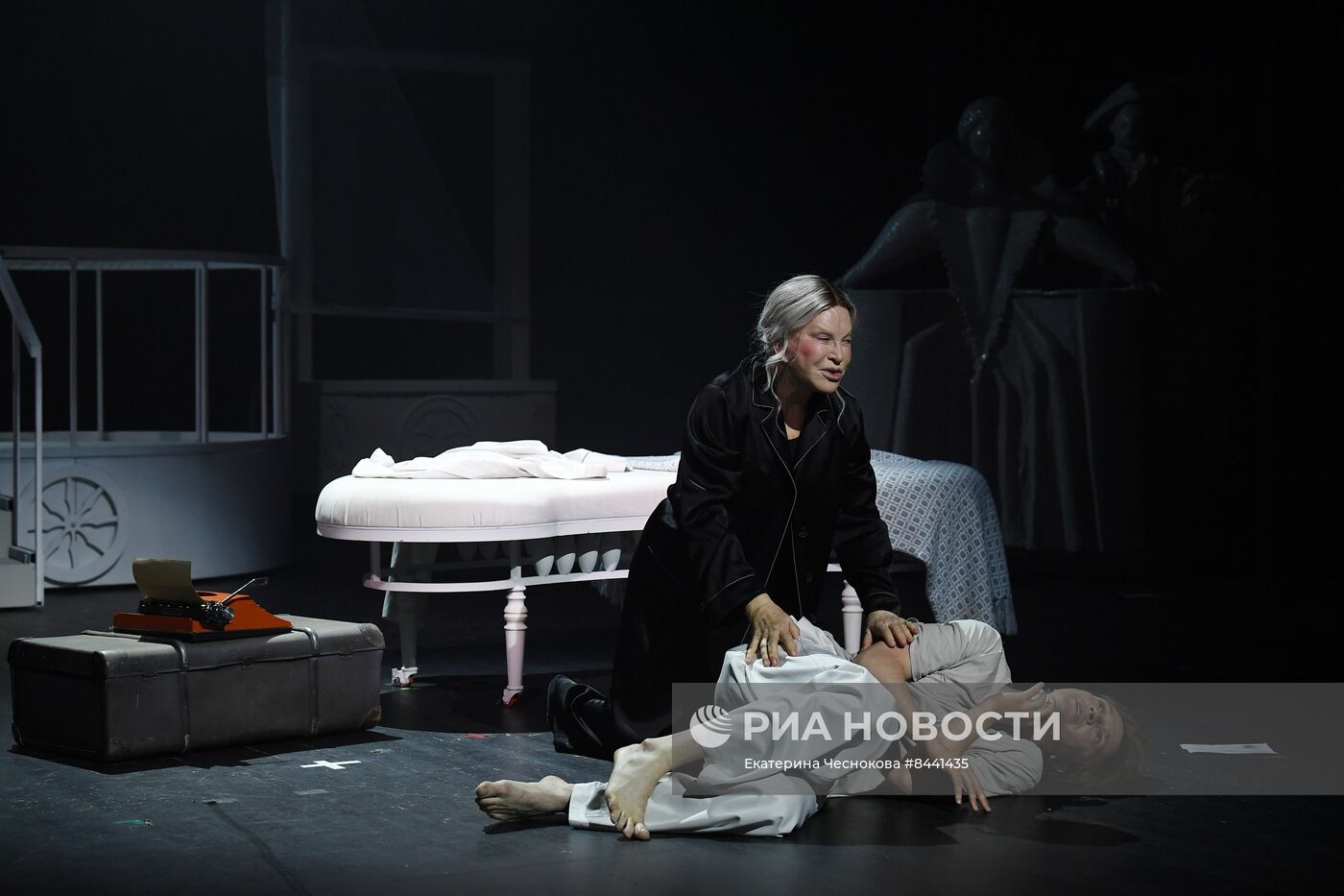 Спектакль "Королева-мать" в театре Вахтангова