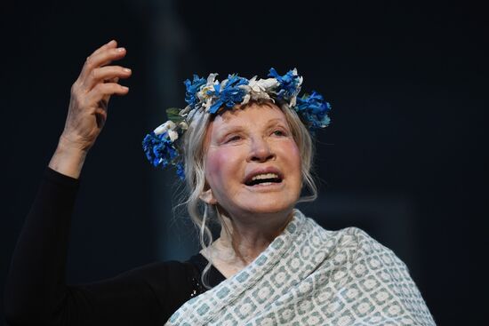 Спектакль "Королева-мать" в театре Вахтангова