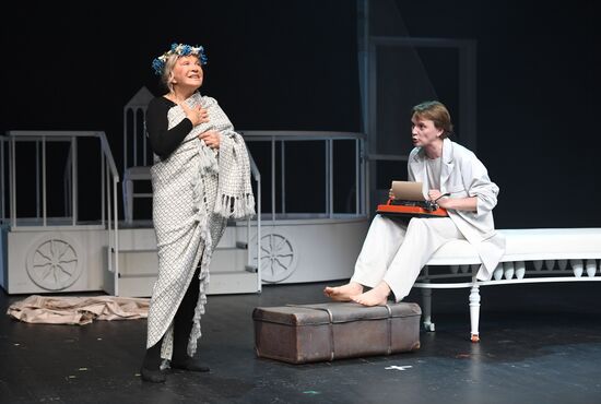 Спектакль "Королева-мать" в театре Вахтангова