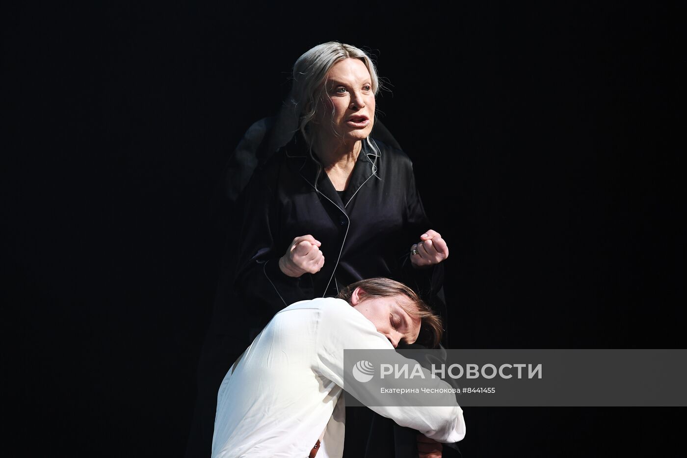 Спектакль "Королева-мать" в театре Вахтангова