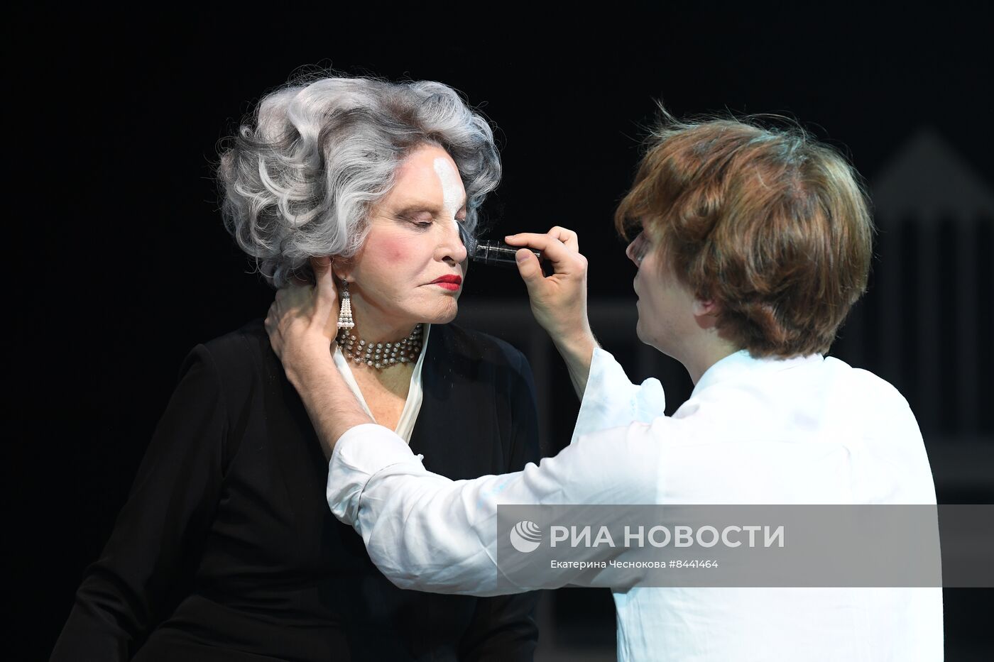 Спектакль "Королева-мать" в театре Вахтангова