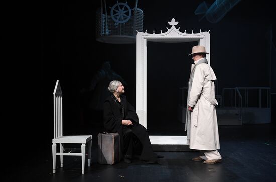 Спектакль "Королева-мать" в театре Вахтангова