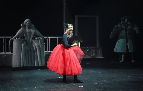 Спектакль "Королева-мать" в театре Вахтангова