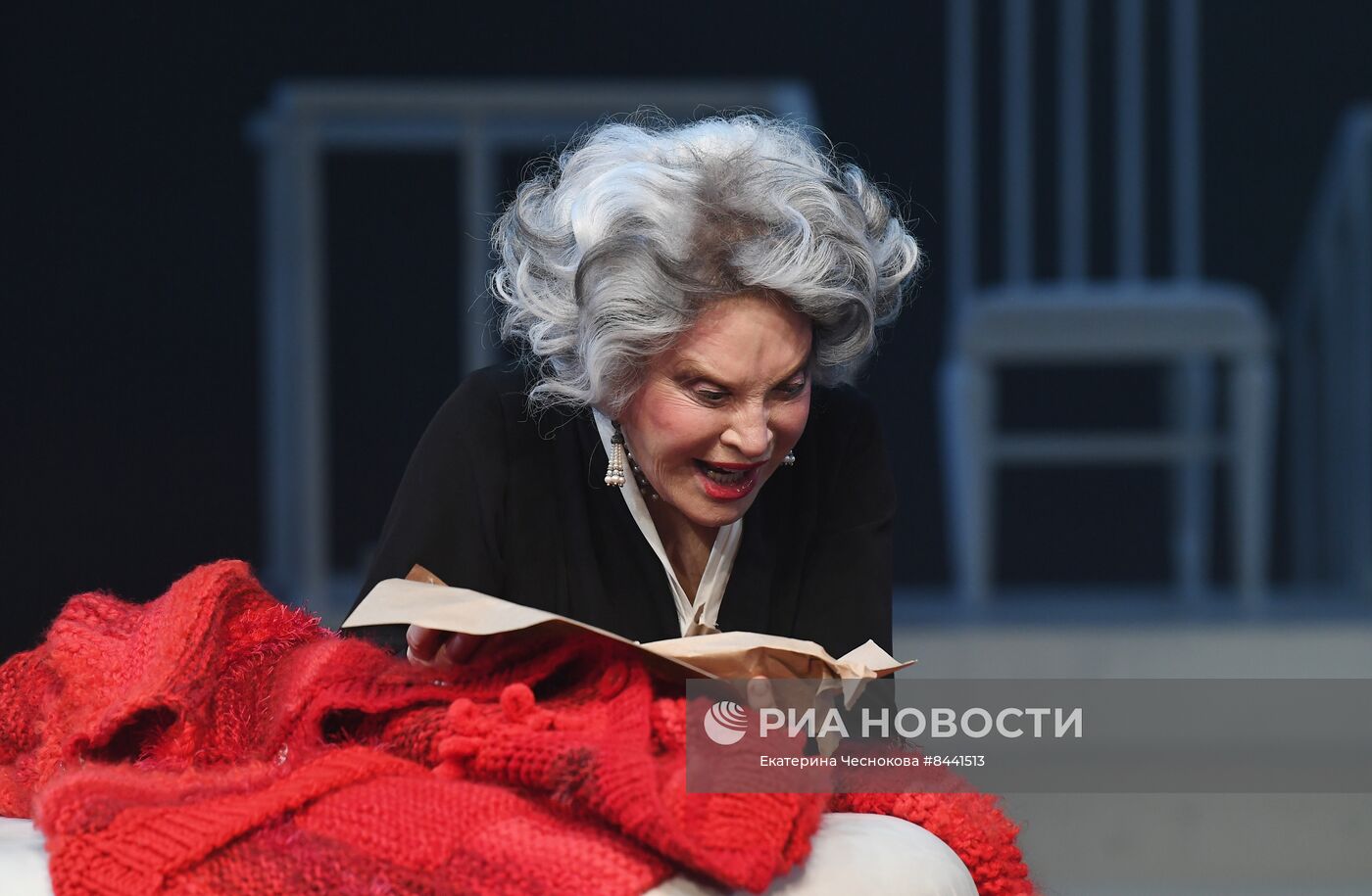 Спектакль "Королева-мать" в театре Вахтангова
