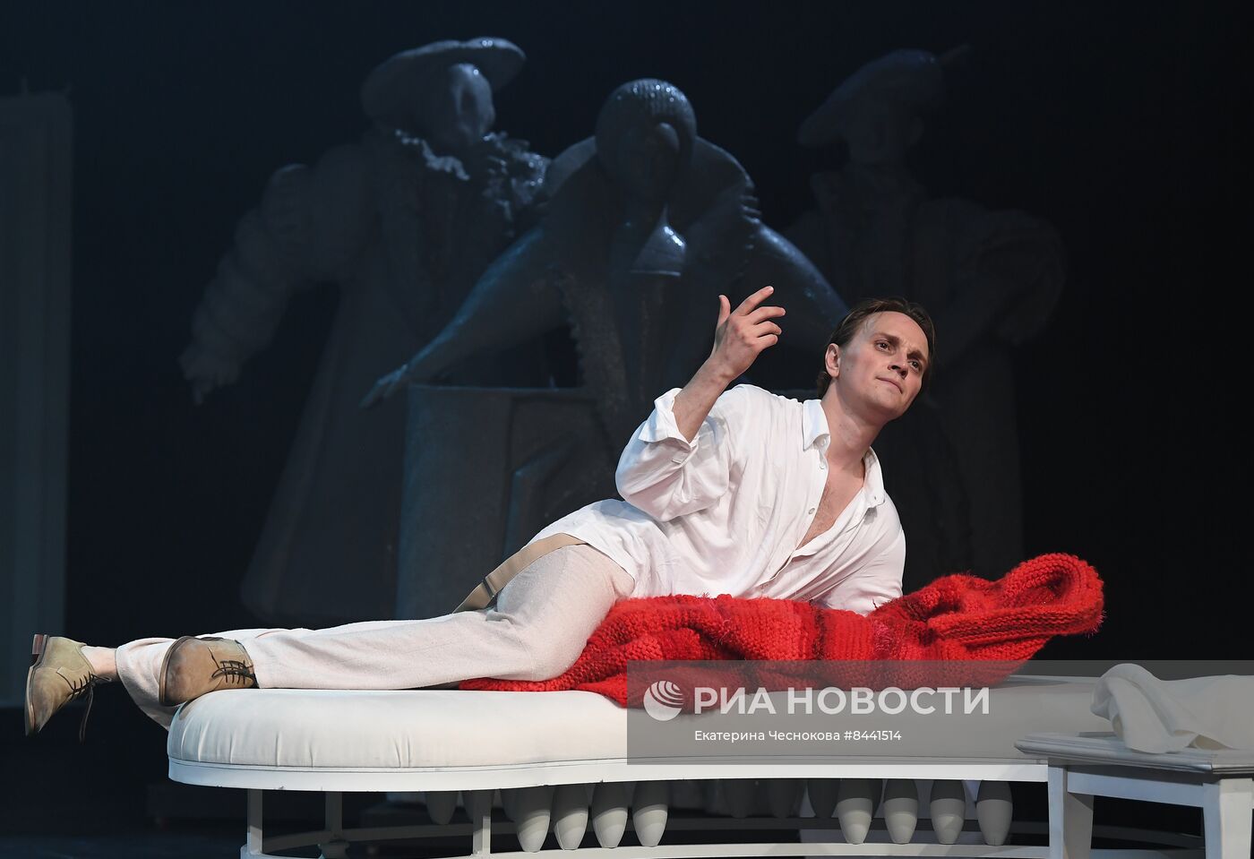 Спектакль "Королева-мать" в театре Вахтангова