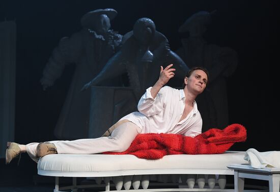 Спектакль "Королева-мать" в театре Вахтангова