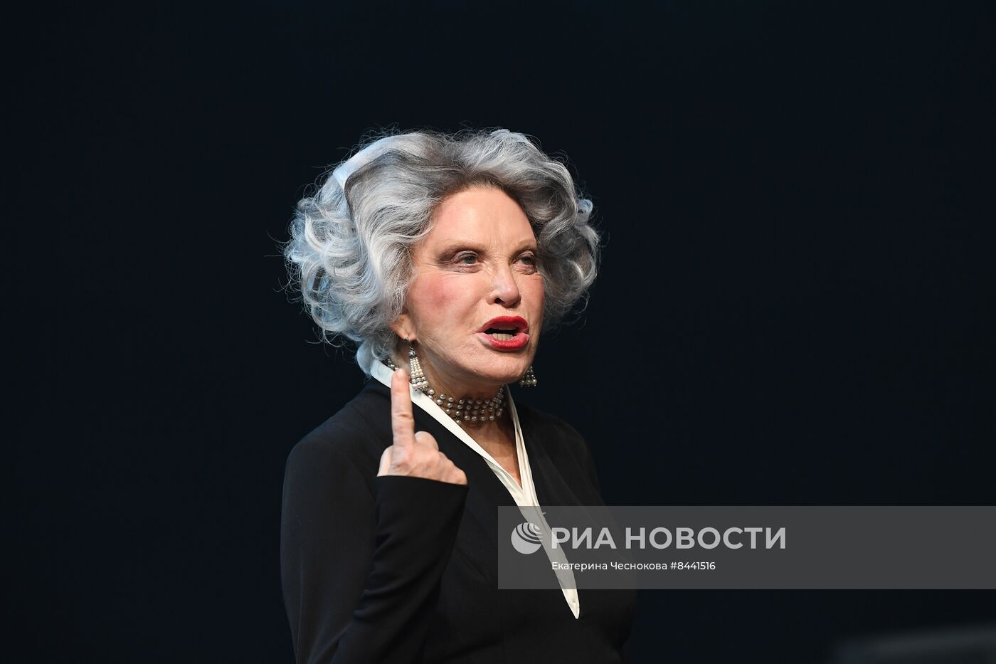 Спектакль "Королева-мать" в театре Вахтангова