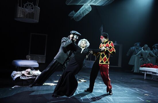 Спектакль "Королева-мать" в театре Вахтангова