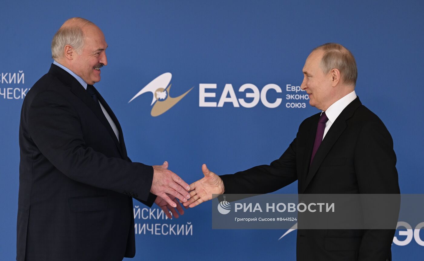 Президент РФ В. Путин принял участие в пленарном заседании ЕЭФ