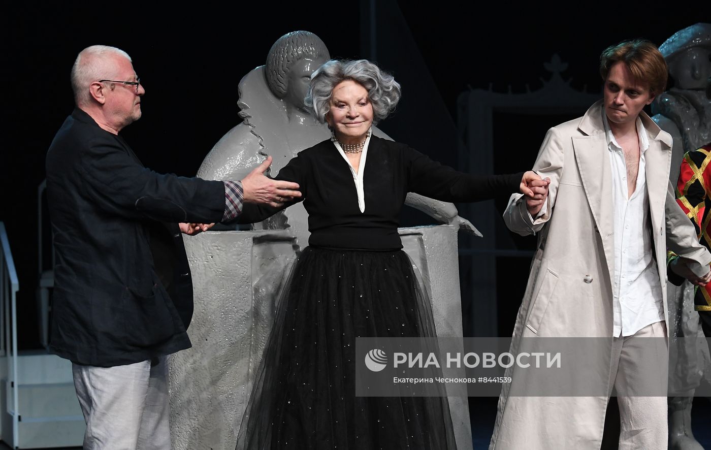 Спектакль "Королева-мать" в театре Вахтангова