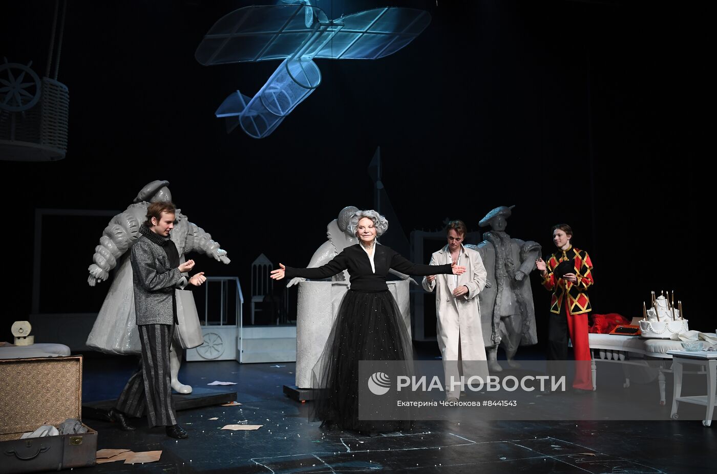 Спектакль "Королева-мать" в театре Вахтангова