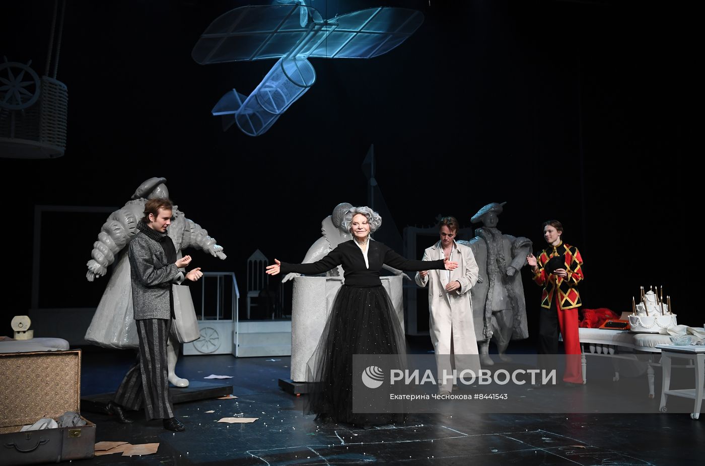 Спектакль "Королева-мать" в театре Вахтангова