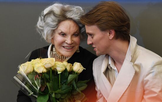 Спектакль "Королева-мать" в театре Вахтангова