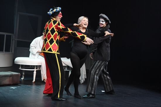 Спектакль "Королева-мать" в театре Вахтангова