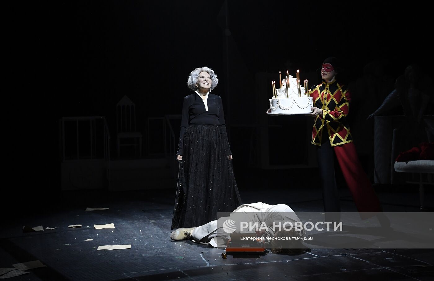 Спектакль "Королева-мать" в театре Вахтангова
