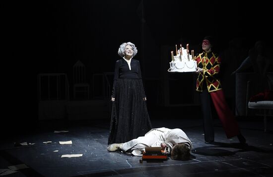 Спектакль "Королева-мать" в театре Вахтангова