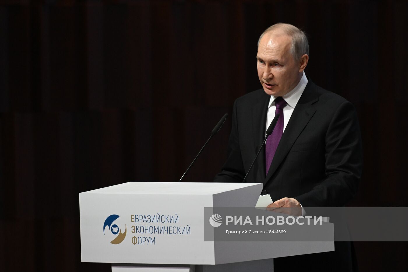 Президент РФ В. Путин принял участие в пленарном заседании ЕЭФ