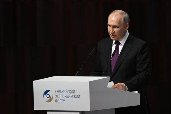 Президент РФ В. Путин принял участие в пленарном заседании ЕЭФ