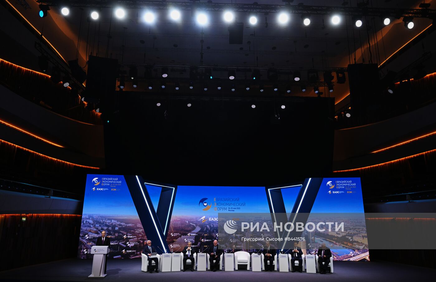 Президент РФ В. Путин принял участие в пленарном заседании ЕЭФ