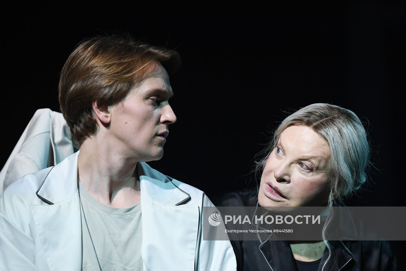 Спектакль "Королева-мать" в театре Вахтангова