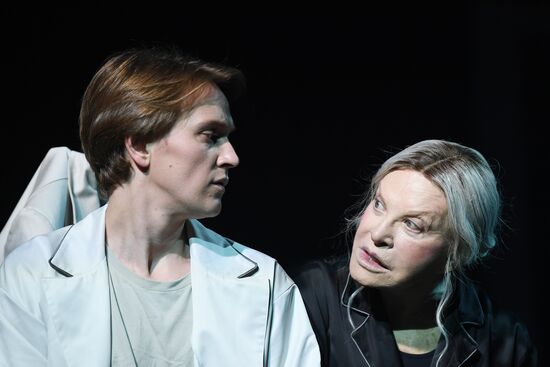 Спектакль "Королева-мать" в театре Вахтангова